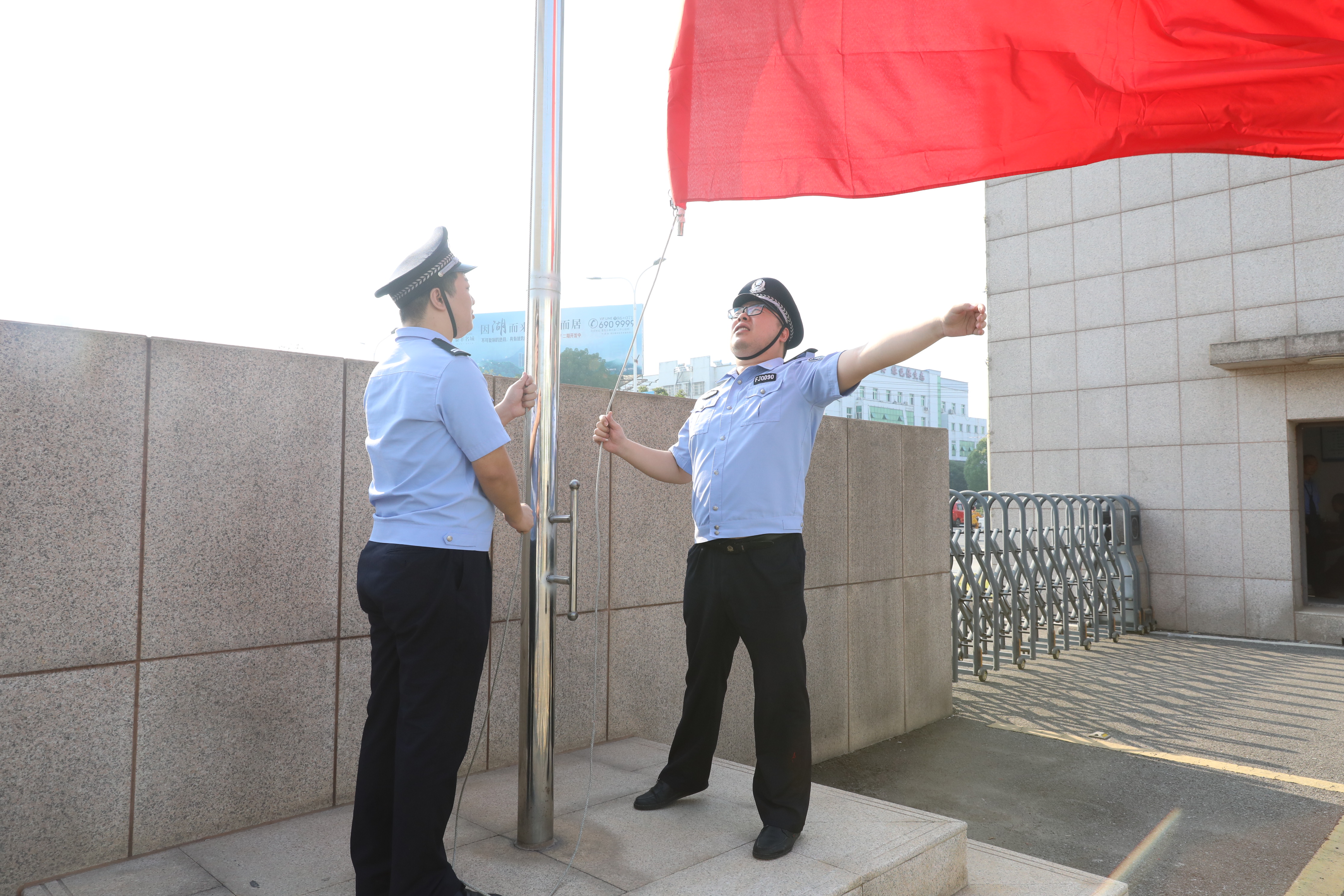 国旗下，我们祝您生日快乐！