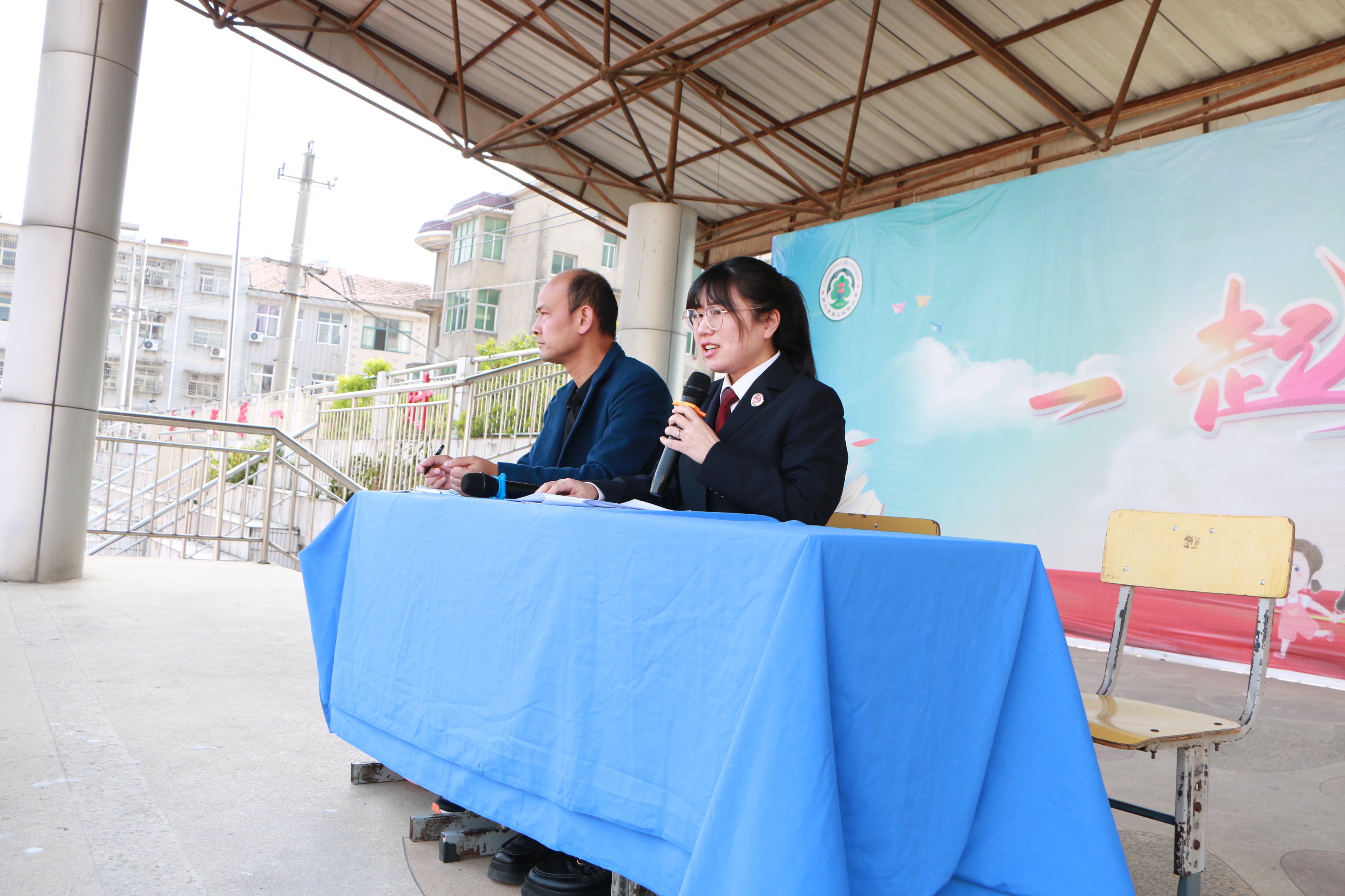 3月28日，在第二十七个全国中小学生安全教育日，武穴人民检察院未检检察官汤冰走进武穴市实验二小，为该校1000余名学生上了一堂生动的法治安全教育课。