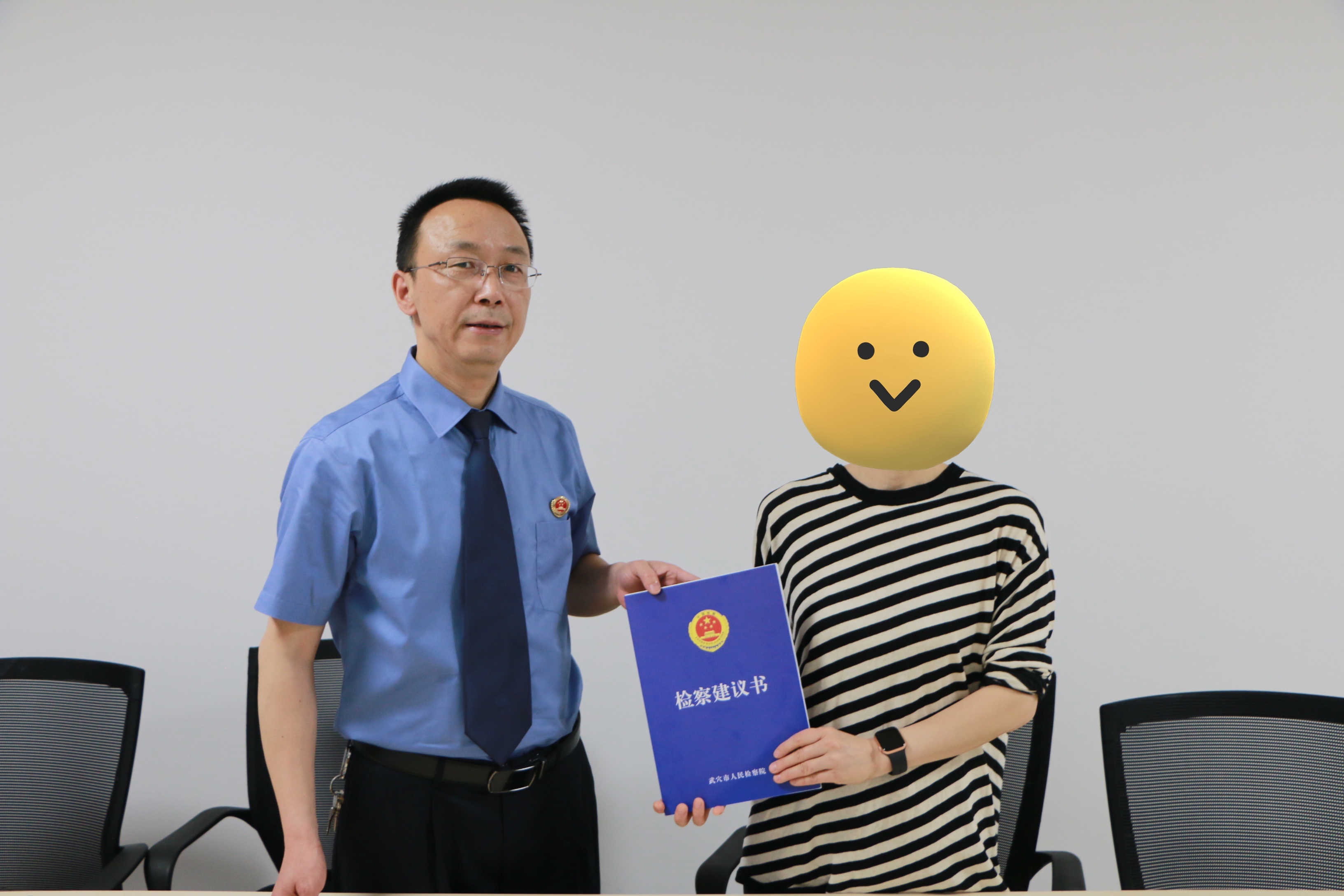 为切实做好公民个人信息安全保护工作，4月27日，武穴市检察院向武穴部分通信运营商公开宣告送达，有关公民个人信息保护的社会治理类检察建议书，并邀请武穴市人大代表、政协委员及人民监督员参与公开送达。