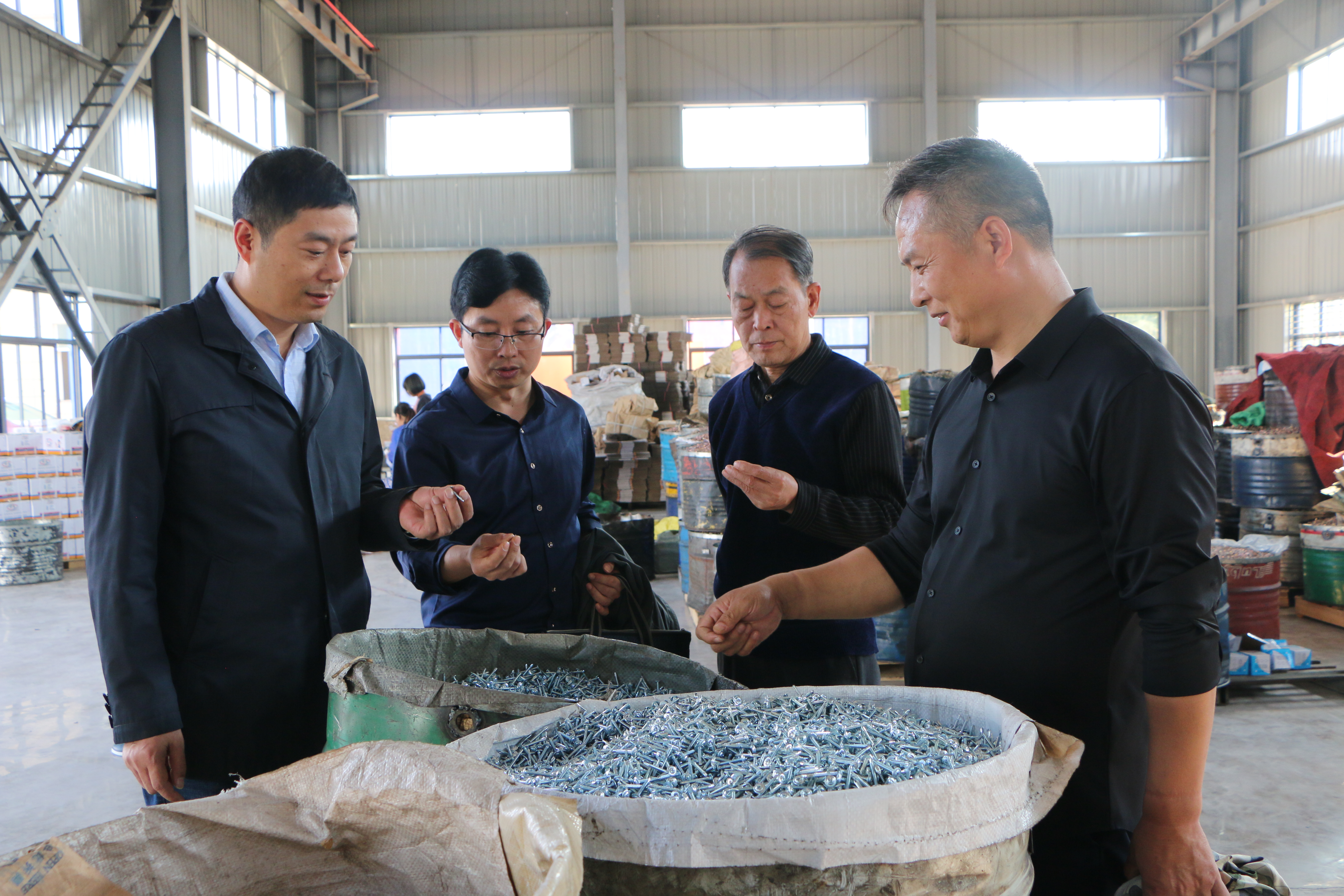 为切实为民营企业纾困解难，11月7日，武穴市检察院党组副书记、副检察长干旭东，湖北省人大代表、成都彩虹电器（中南）有限公司副总经理周定刚一同走进当地两家民营企业，与企业负责人当面话企业发展。