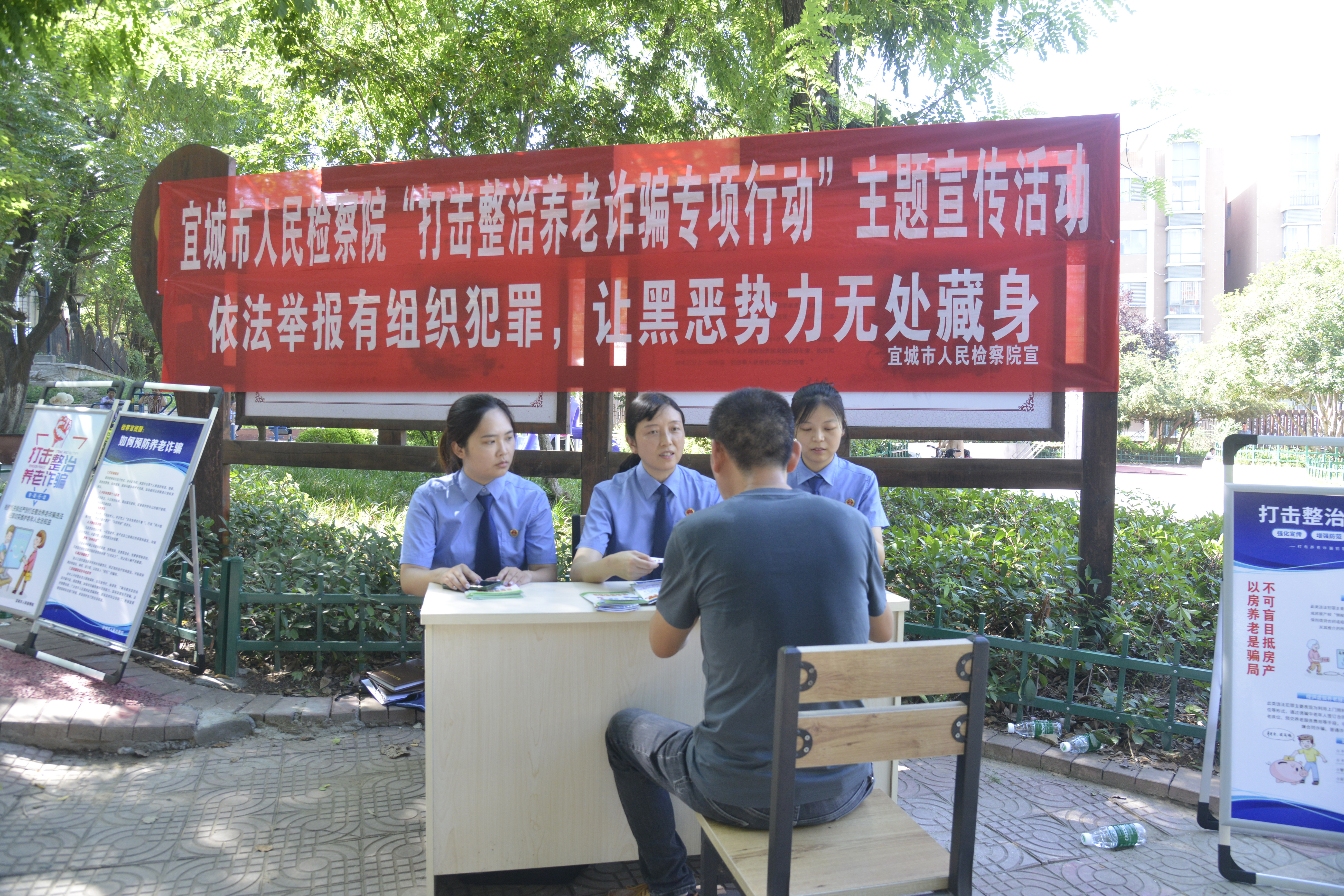 下基层察民情解民忧暖民心：送法进社区 持续进行中