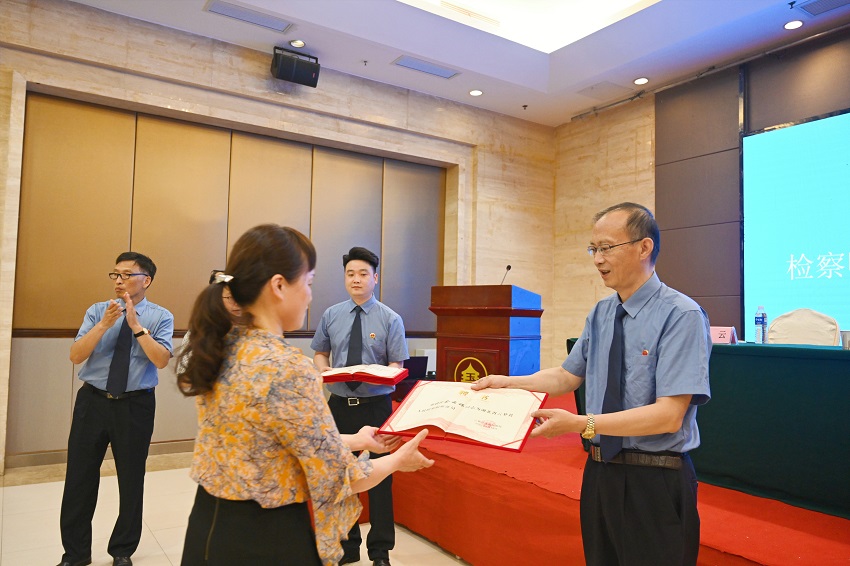 云梦县检察院召开首届检察听证员聘任仪式暨业务培训会