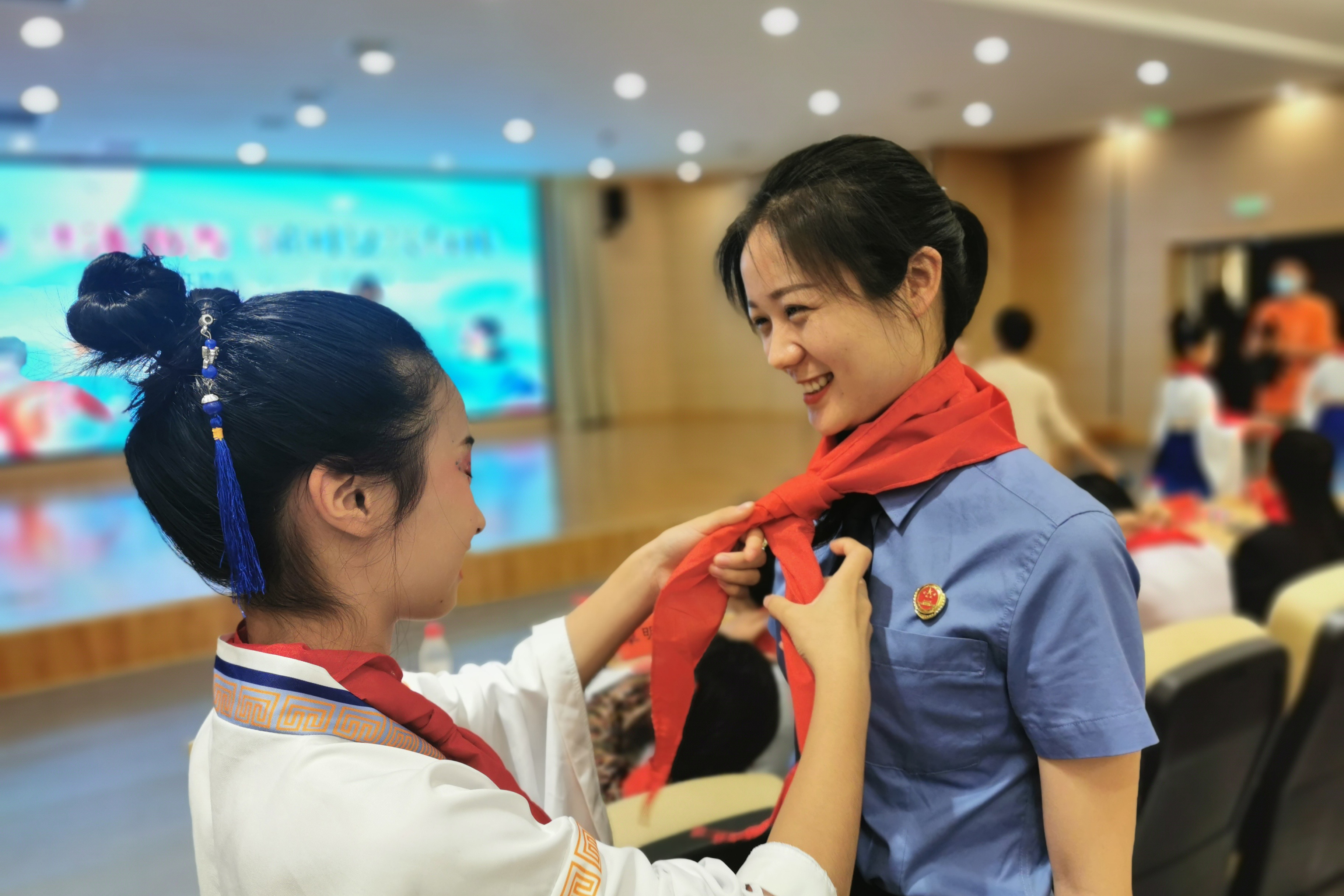 6月1日，保护少年的你新时代检察宣传周——听说红领巾和检察蓝更配哦