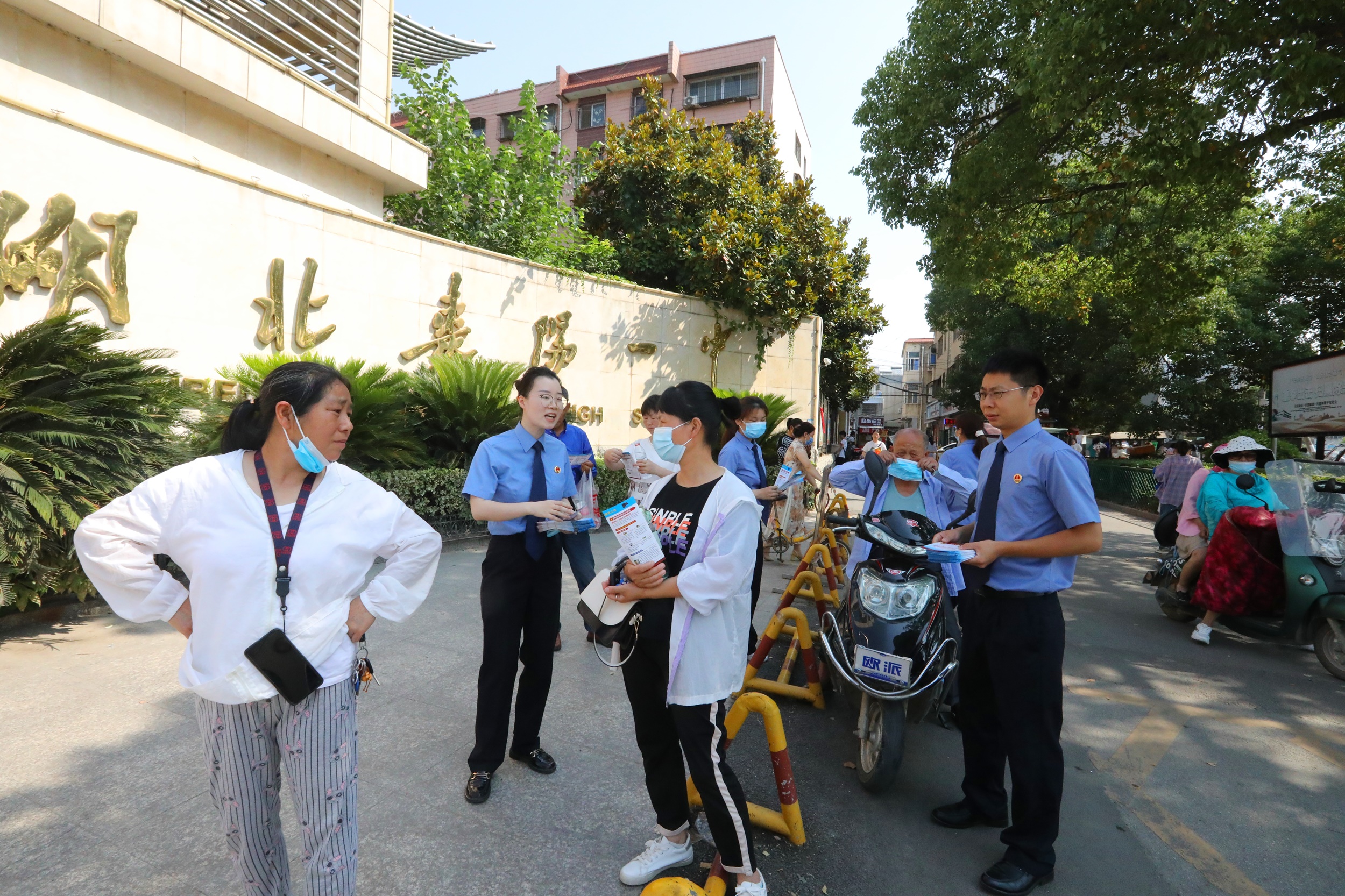 【下基层察民情解民忧暖民心】党员干部暖民心，送法进基层